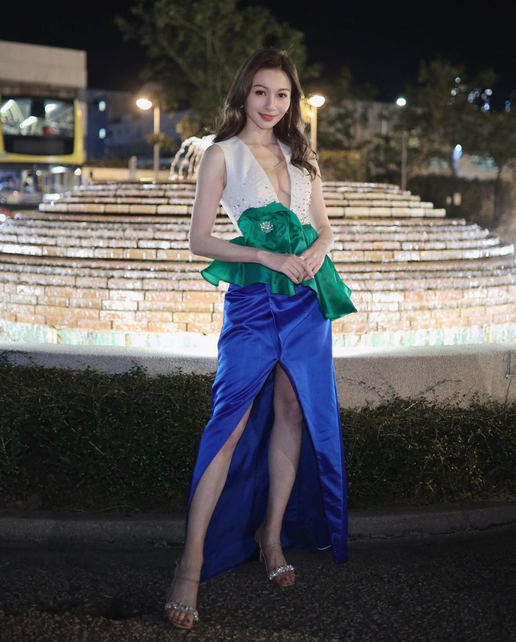 林钰洧的长裙由白、绿、蓝三色布料组成，布料上加上闪闪珠片，正面有高衩设计突显长腿。