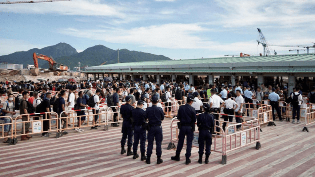行動中,兩名通緝犯被捕。警方提供