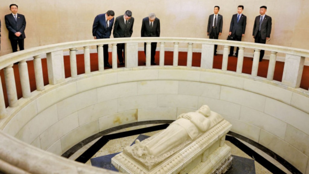 馬英九（前左一）在南京中山陵墓室，憑弔孫中山棺槨。中新社