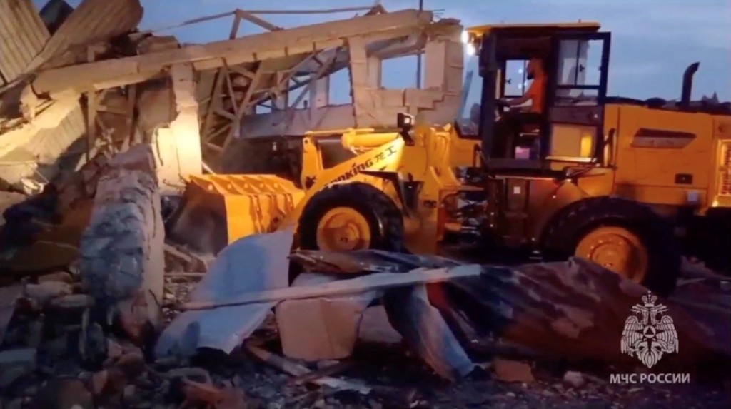 俄羅斯緊急情況部成員在事故現場清除殘骸。俄緊急情況部影片截圖