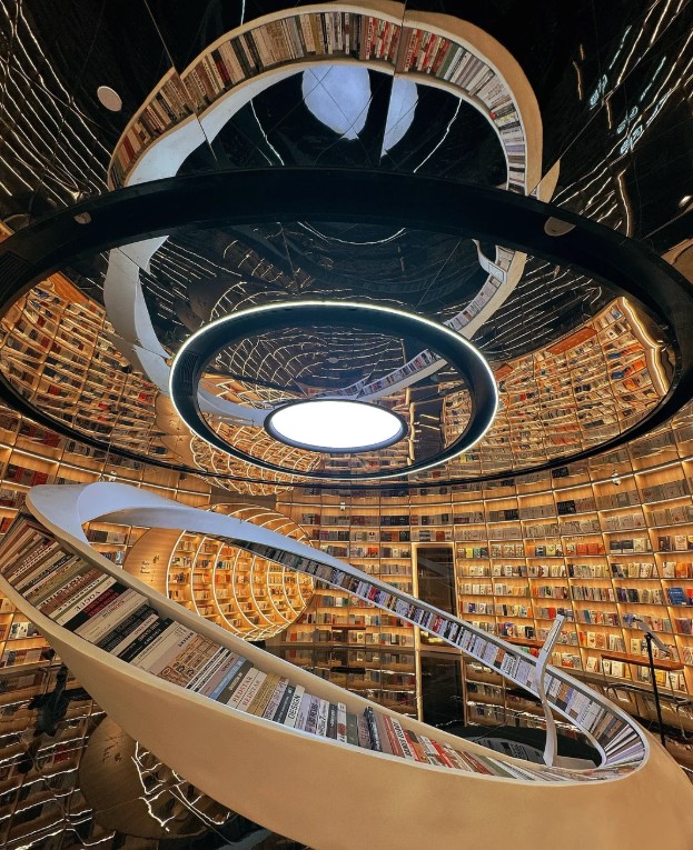 愈欣書店於深圳設有多家分店，其中龍華印象匯店以其獨特的設計而聞名。