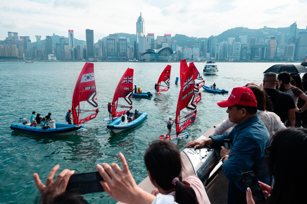 香港滑浪風帆公開錦標賽，周日在維港上演表演賽。 中國香港滑浪風帆會圖片