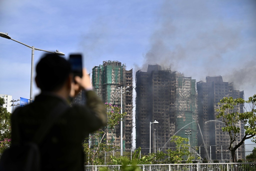 宏福苑有7座大廈被焚毀,只有一座大廈沒有被波及。蘇正謙攝 宏福苑有7座大廈被焚毀,只有一座大廈沒有被波及。蘇正謙攝
