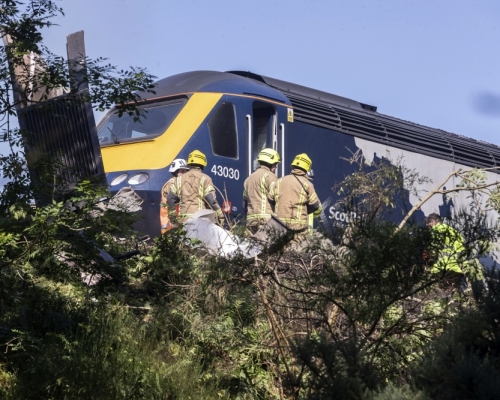 苏格兰载客列车出轨 致三死六伤。AP图片