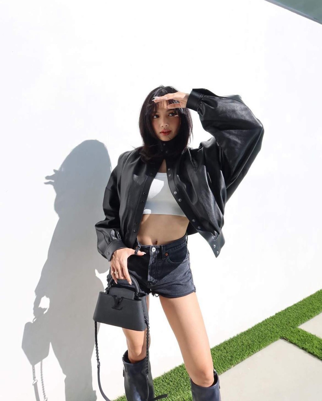 BLACKPINK Lisa的牛仔热裤造型，露出小蛮腰，性感又型格。（图片来源：IG＠lalalalisa_m）