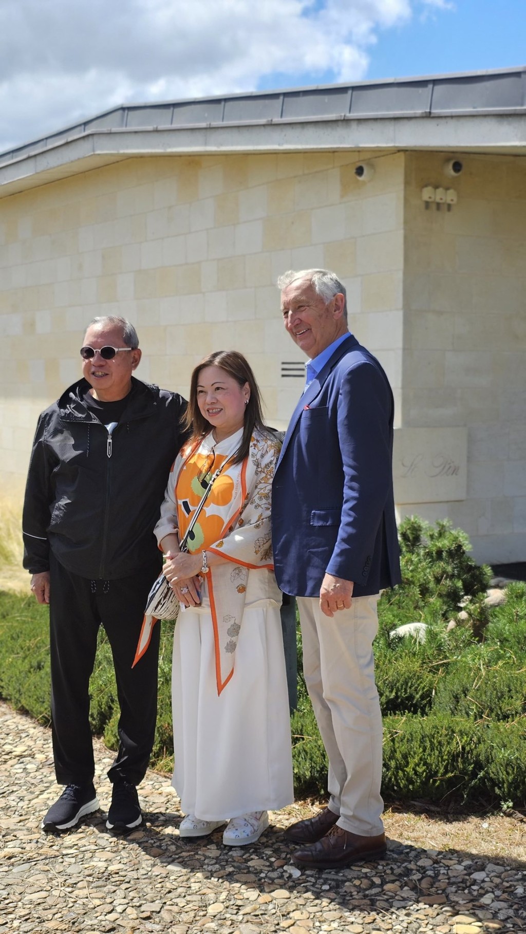 (左起)林建岳、羅淑佩與酒莊主人Jacques Thienpont 合照。羅淑佩FB圖片 (左起)林建岳、羅淑佩與酒莊主人Jacques Thienpont 合照。羅淑佩FB圖片