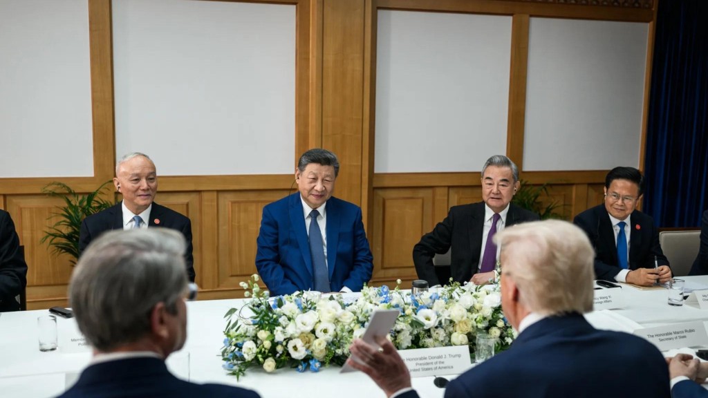 習特會|特朗普展示一張照片,習近平看完笑到瞇瞇眼。 White House  習特會|特朗普展示一張照片,習近平看完笑到瞇瞇眼。 White House