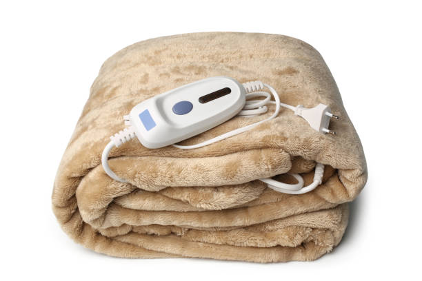 冬天出世的人睡觉时床上放一张电暖毡。