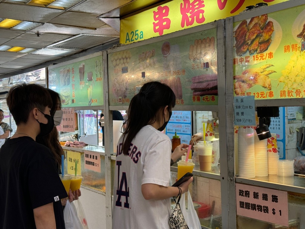 葵涌廣場多間小食店外都有顧客排隊買外賣。陳俊豪攝