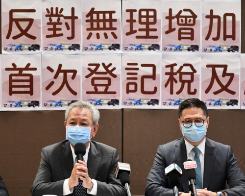 易志明及邵家辉出席记者会，促政府暂缓加首次登记税及牌费。