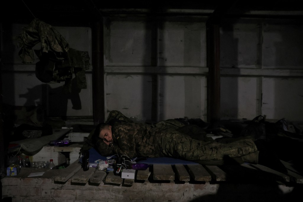 基頓巴斯斷電烏軍在艱難環境中作戰。路透社