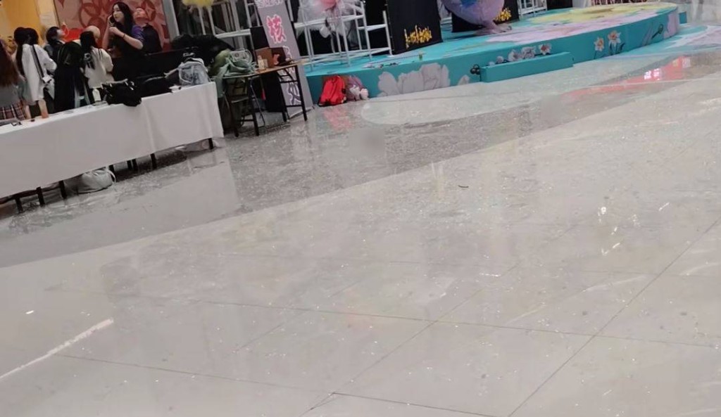 河南有开业仅2月商场爆天幕洒玻璃雨致多人浴血。抖音 河南有开业仅2月商场爆天幕洒玻璃雨致多人浴血。抖音