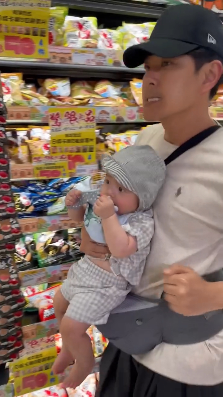 早前黃翠如晒蕭正楠黑圖慶父親節。 早前黃翠如晒蕭正楠黑圖慶父親節。