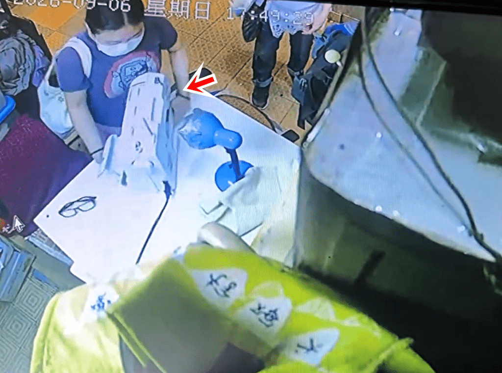 女子趁店主暫時離去偷去電動車衣。fb：西環變幻時