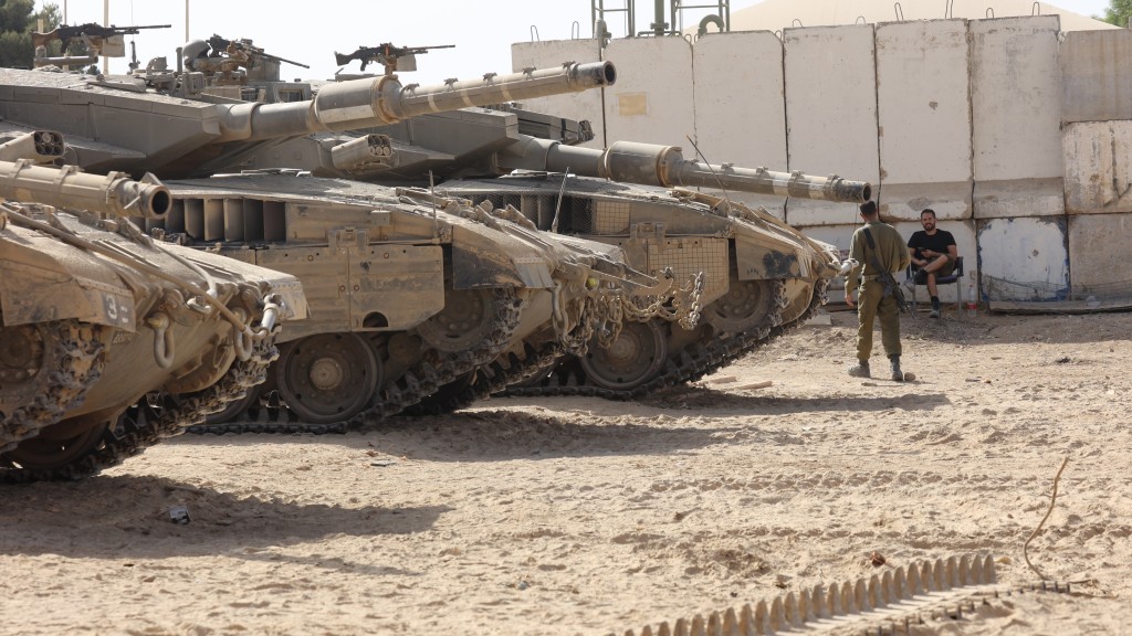 加沙南部拉法边境附近的以军坦克。 新华社