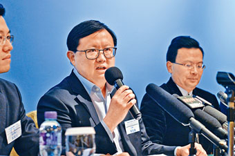 黄英豪表示，公义组希望藉联署向议员施压，并表达社会支持修例的主流民意。