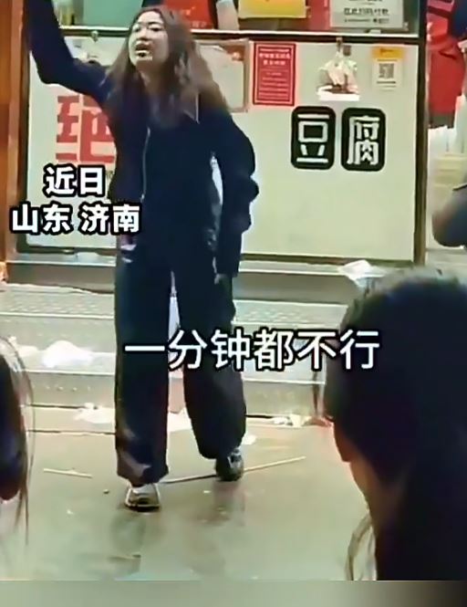 李女士在「絕情臭豆腐」店門前為被無理解僱的父親討公道。