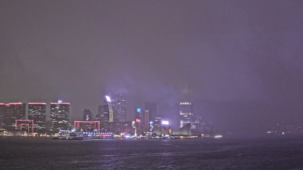 天文台指強雷雨區正影響香港南部,未來一兩小時雨勢較大。天文台天氣照片