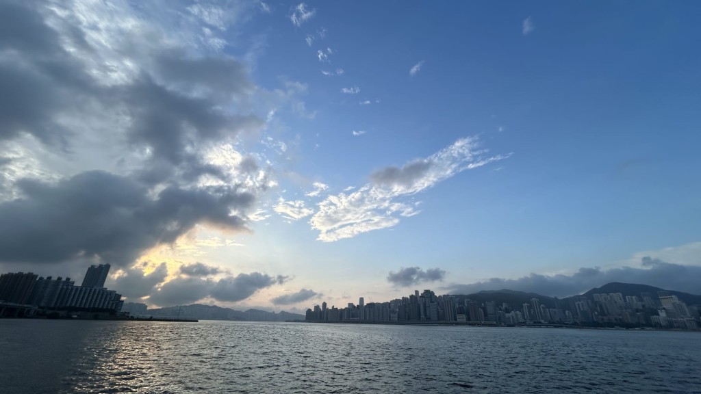 本港地區今日大致多雲,有幾陣驟雨。蔡楚輝攝 本港地區今日大致多雲,有幾陣驟雨。蔡楚輝攝