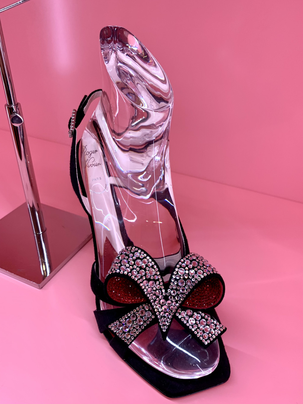 这款新推的水晶蝴蝶结 Strass Bow 高跟凉鞋，分别以白色水晶及红色水晶营造外与内的层次。