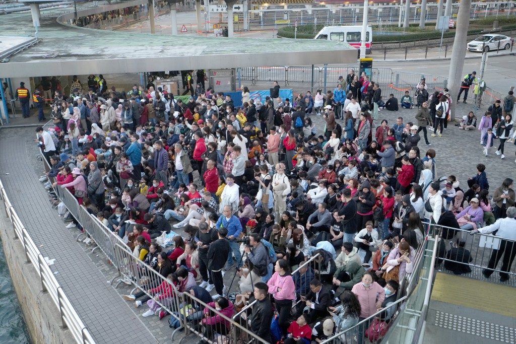 大批市民在尖沙咀等候觀賞煙花。 劉駿軒攝