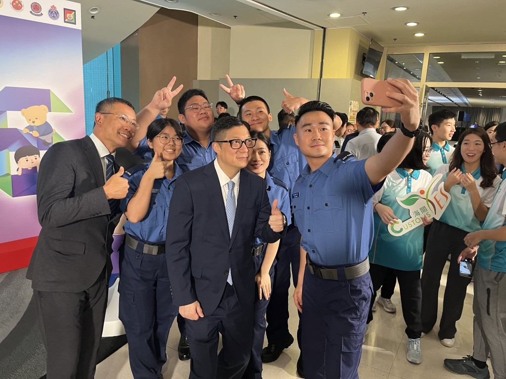 鄧炳強指各隊紀律部隊青年參賽者秒答問題,反應快、記性準,是「精英中嘅精英」。民安隊FB圖片 鄧炳強指各隊紀律部隊青年參賽者秒答問題,反應快、記性準,是「精英中嘅精英」。民安隊FB圖片