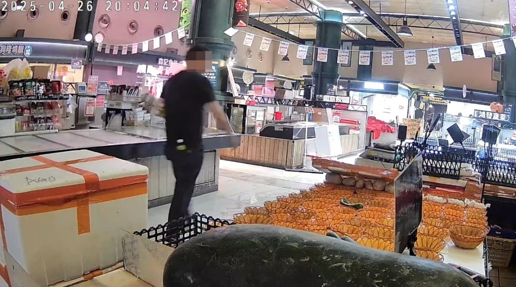 將軍澳一名黑衣人懷疑趁街市收檔 四周無人而順手牽羊,回頭拿走菜 檔一條3個裝的蒜頭,大模斯樣地離 去,但一舉一動已被閉路電視拍下。fb「將軍澳主場」截圖 將軍澳一名黑衣人懷疑趁街市收檔 四周無人而順手牽羊,回頭拿走菜 檔一條3個裝的蒜頭,大模斯樣地離 去,但一舉一動已被閉路電視拍下。fb「將軍澳主場」截圖
