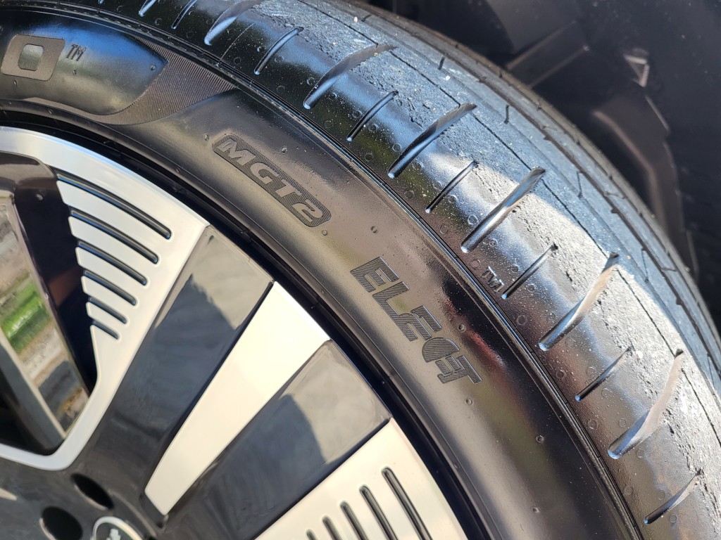 玛莎拉蒂Maserati Grecale Folgore电动车配备Pirelli P Zero Elect专用车胎。