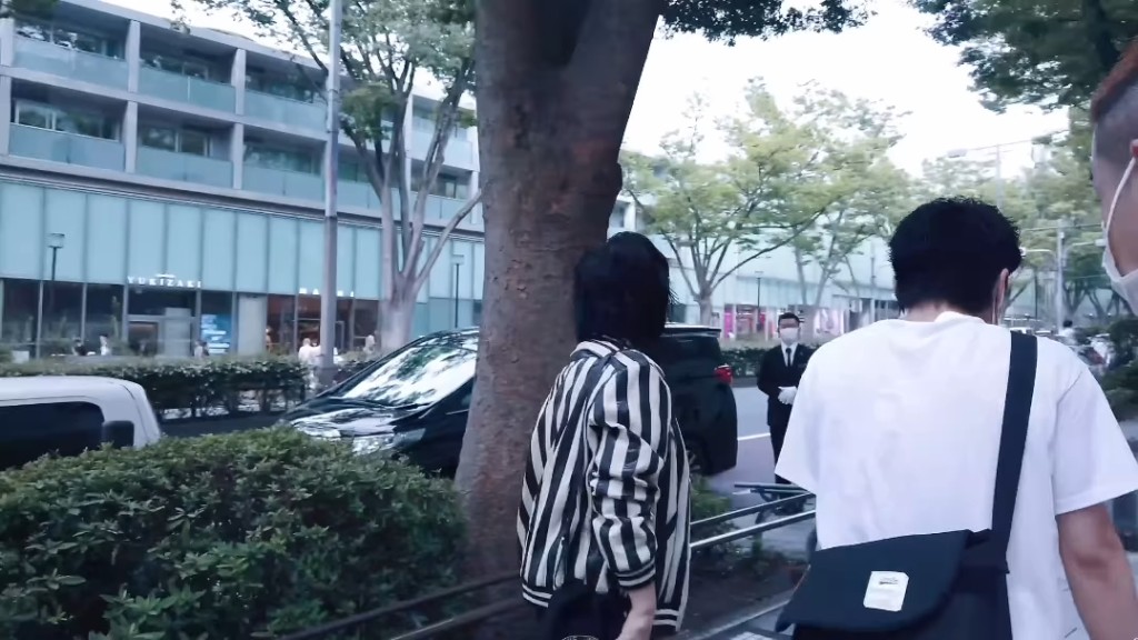 司机见何超仪停步后鞠躬，似乎都有些受宠若惊。
