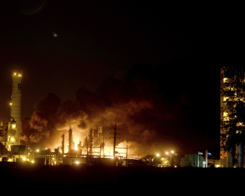 美国德州一座化工厂发生爆炸，至少3名员工受伤，现场冒出大量浓烟。AP