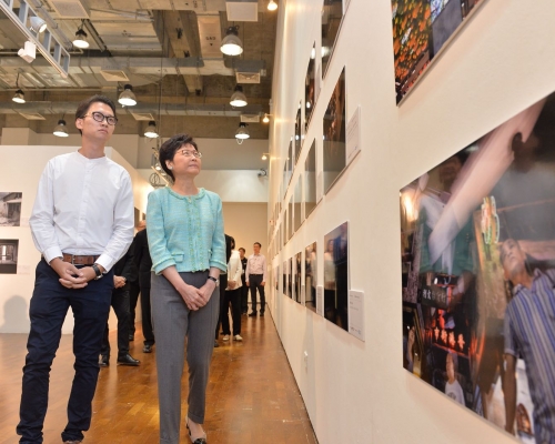 林鄭月娥參觀得獎作品展。