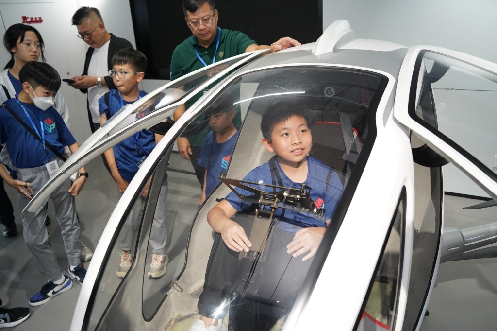 少讯剑队成员参观亿航智能设备有限公司， 认识到包括全球首部自动驾驶载人飞行器，以及无人机在各方面的应用，大开眼界。