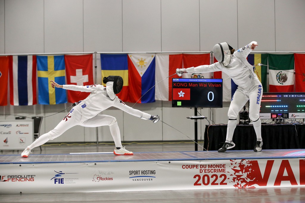江旻憓(左)在溫哥華站決賽不敵意大利劍手茱莉亞摘銀。 國際劍聯圖片
