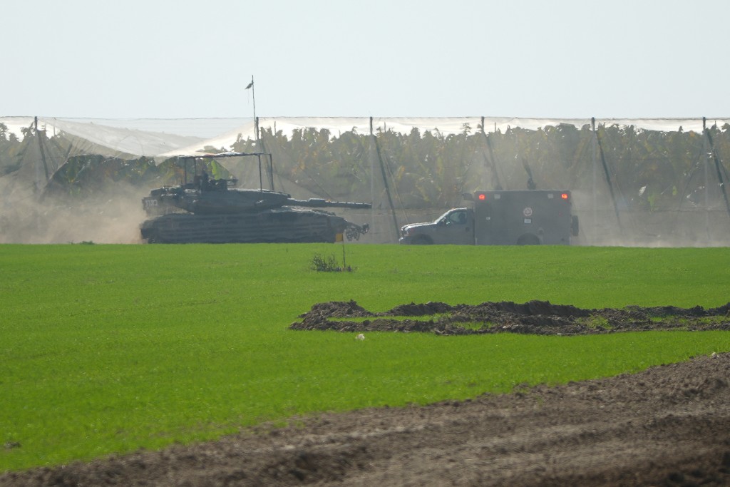 以軍坦克被指炮轟等援助物資的加沙民眾，釀20死150傷。路透社