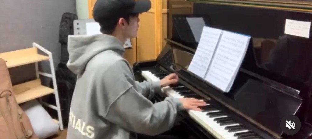 張泰晤曉自彈自唱。