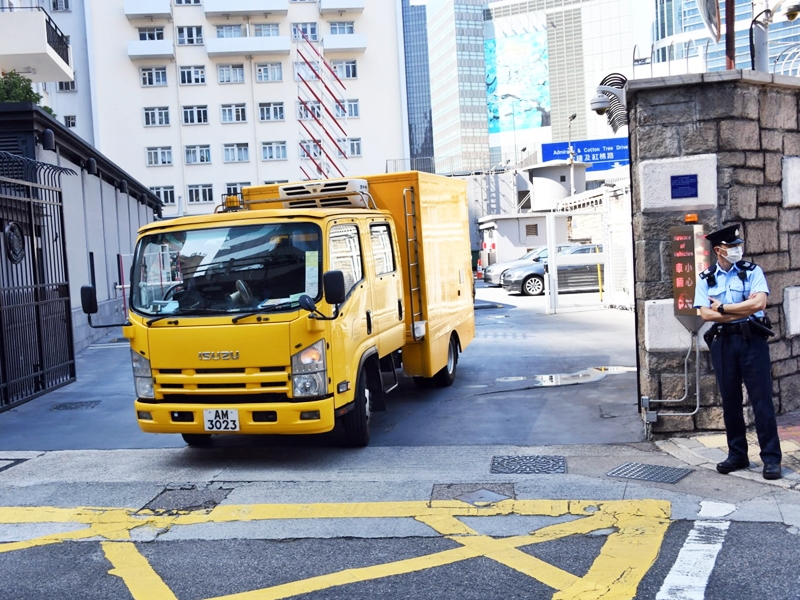 中午12時許，仵工抵達現場將遺體移送殮房。