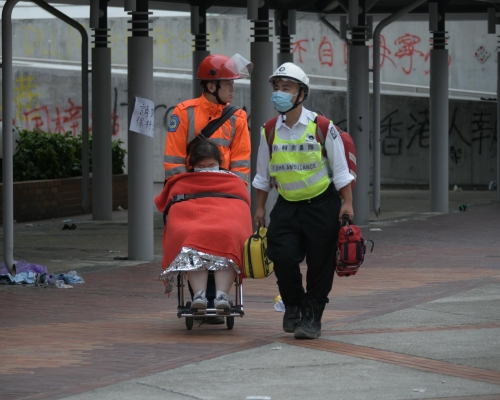 3人由救護送離校園。