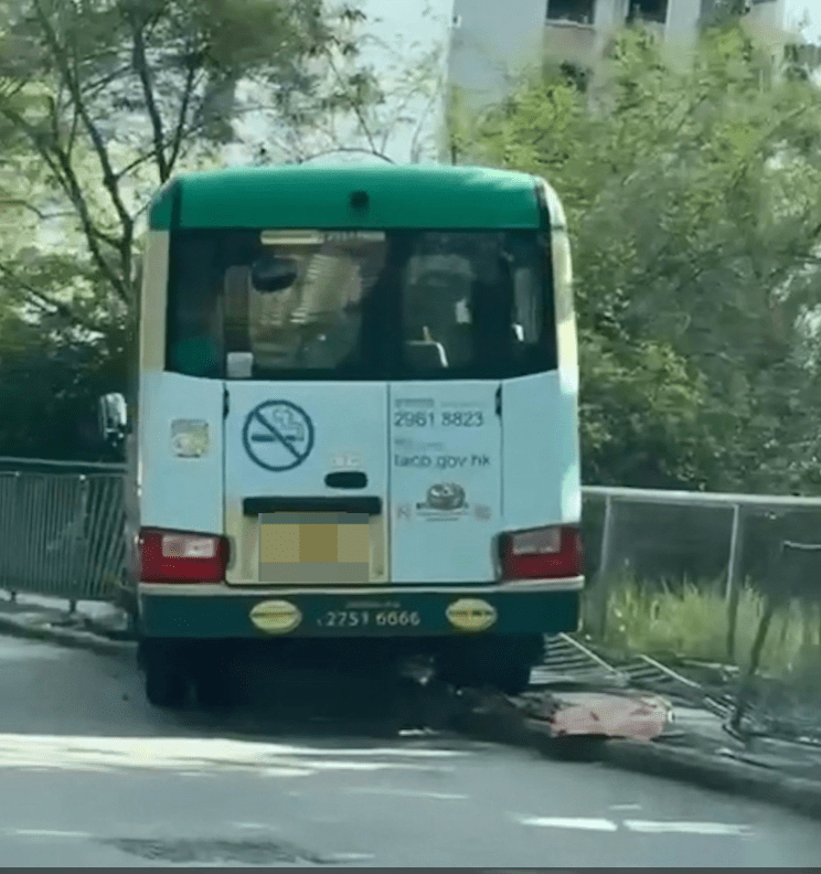 從現場流傳的影片可見，撞擊力相當猛烈，約10米長的金屬鐵欄被撞至變形扭曲，部分更被整段拔出「連根拔起」，壓在小巴車頭底部。fb「車cam L（香港群組）」