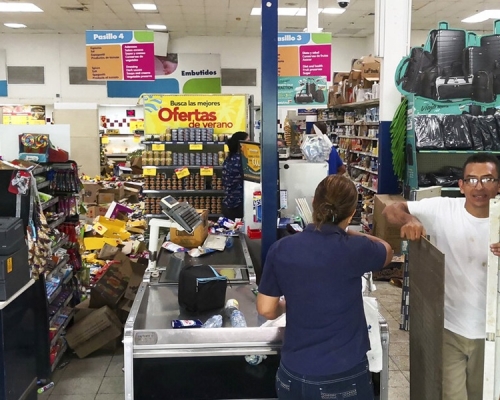 有商店貨品從貨架震落地。AP圖片