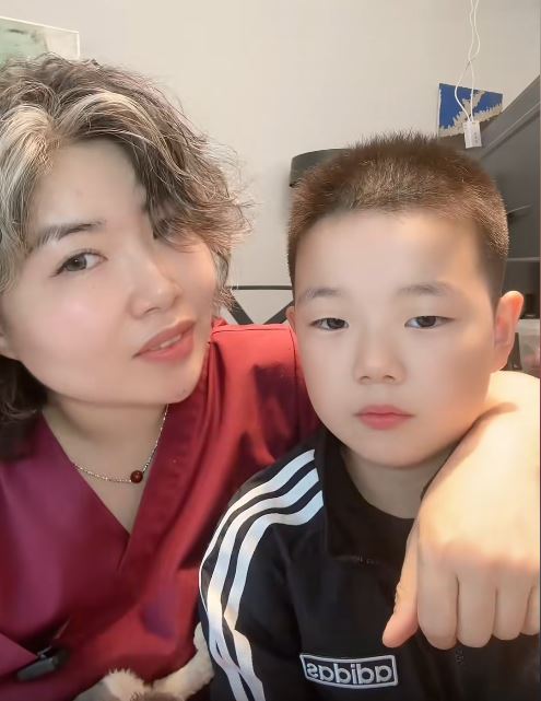 眼科醫生崔莉和她的兒子。抖音