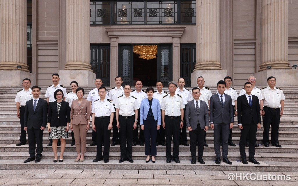 何佩珊分别拜访湖南省常务副省长李殿勋及长沙海关关长朱光耀，感谢他们对推展「跨境一锁」至湖南省的全力支持和配合。海关fb