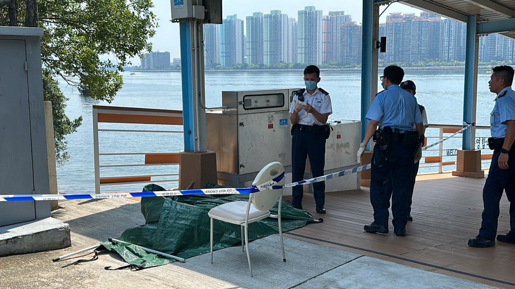 男子尸体移往码头上。刘汉权摄