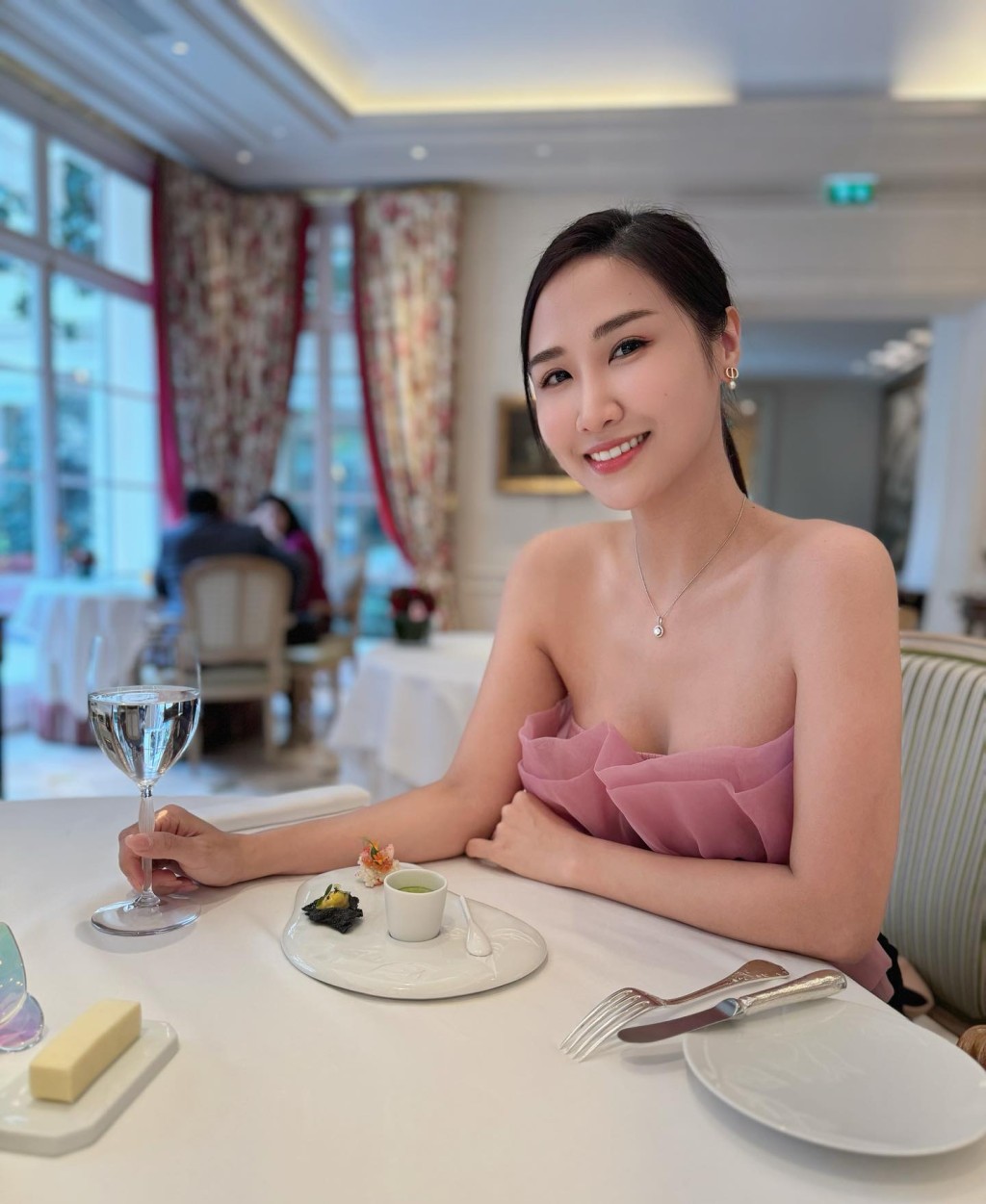 林宝玉在六星级酒店Le Bristol Paris的米其林三星餐厅Epicure食好西。