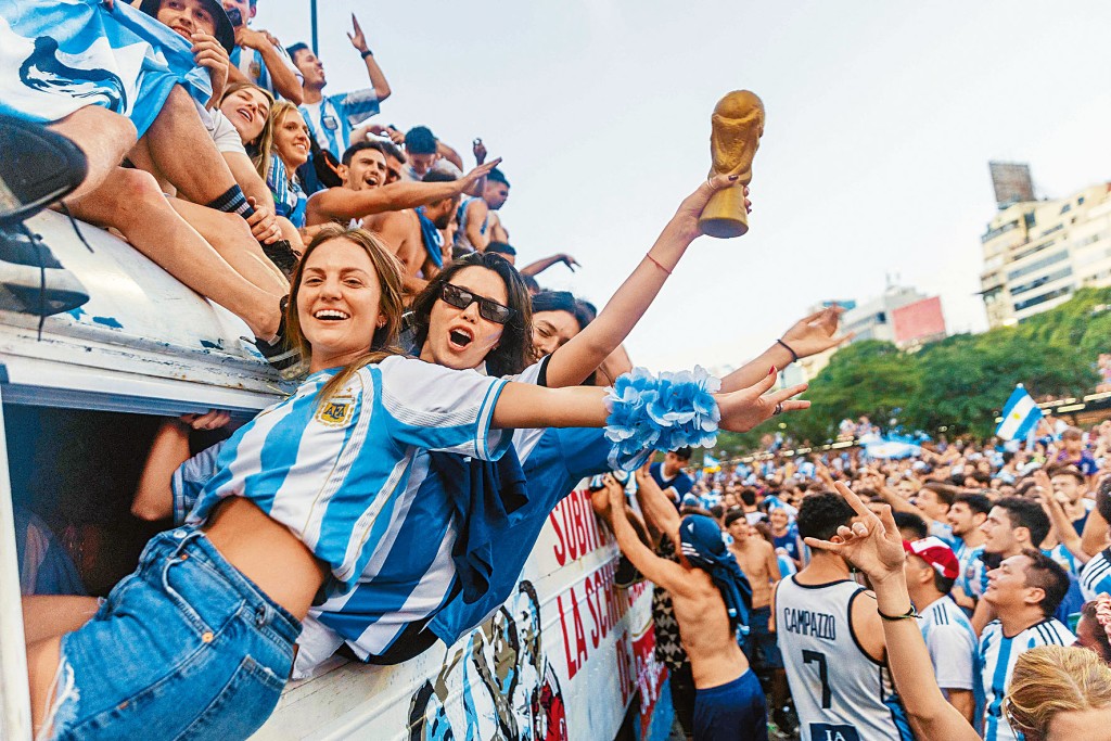 阿根廷大批球迷周日湧到首都布宜諾斯艾利斯，慶祝國家隊在卡塔爾世界盃奪冠。