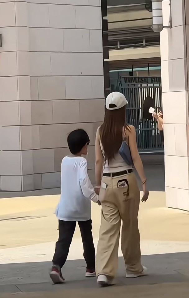 Angelababy近日被網民捕獲,帶囝囝到新加坡的主題樂園玩。 Angelababy近日被網民捕獲,帶囝囝到新加坡的主題樂園玩。