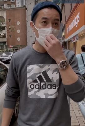 防疫达人被提醒勿掂口罩。