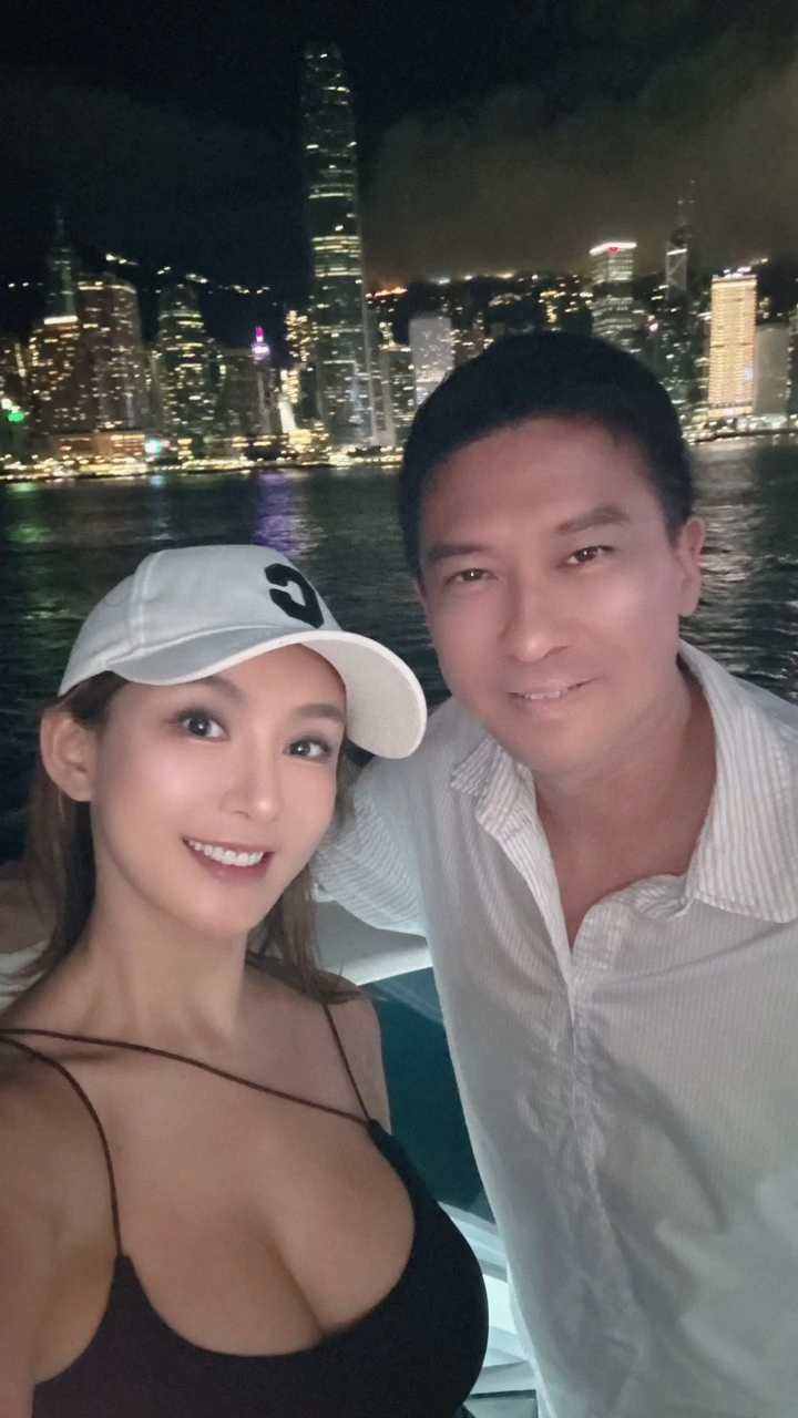 刘子仪与《中年好声音》评审张佳添好老友。
