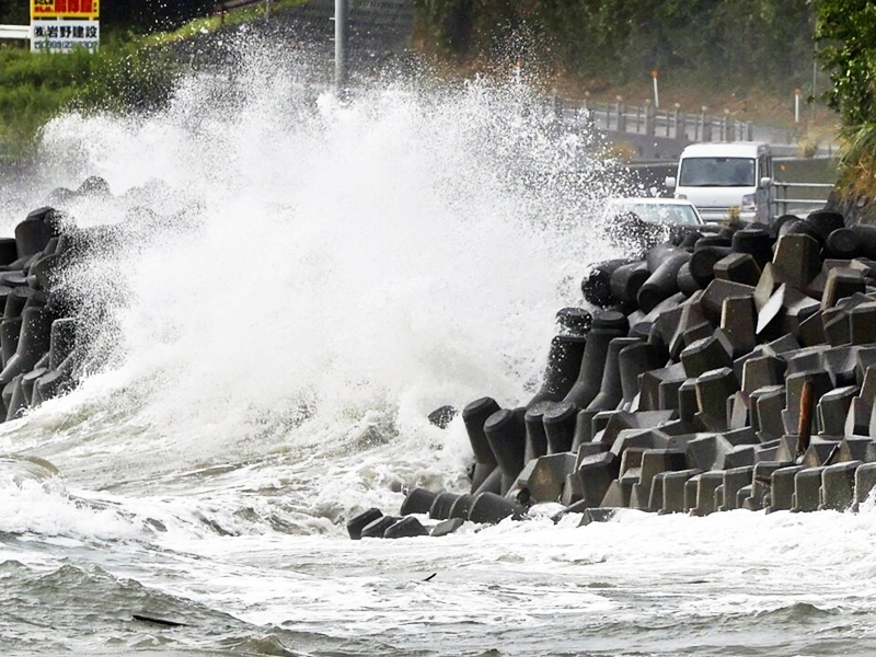 超強颱風「海神」吹襲日本, 造成2人死亡,至少50人傷。AP圖片