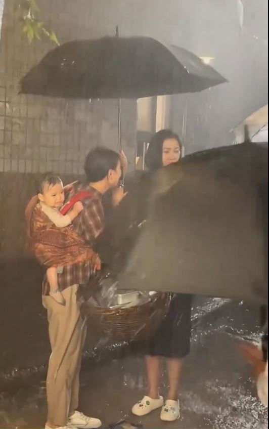 嬰兒演員被雨淋至濕透凍到震，惹來全網怒火。抖音＠愛吃湯圓呀