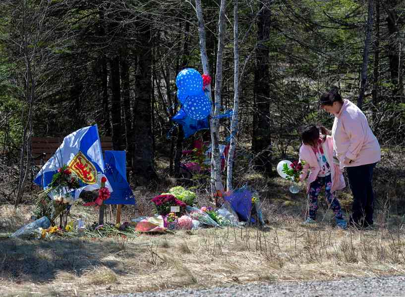 槍擊屠殺案死者增至23人。AP